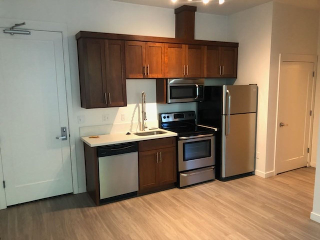 1 MONTH FREE RENT! $0 DEPOSIT W/ APPROVED CREDIT - Photo 2 of 9