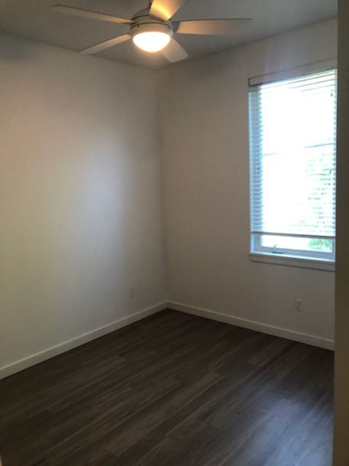 1 MONTH FREE RENT! $0 DEPOSIT W/ APPROVED CREDIT - Photo 3 of 9