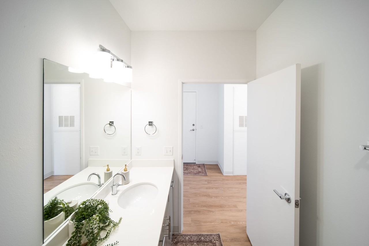 District Lofts Apartments - Photo 5 of 9