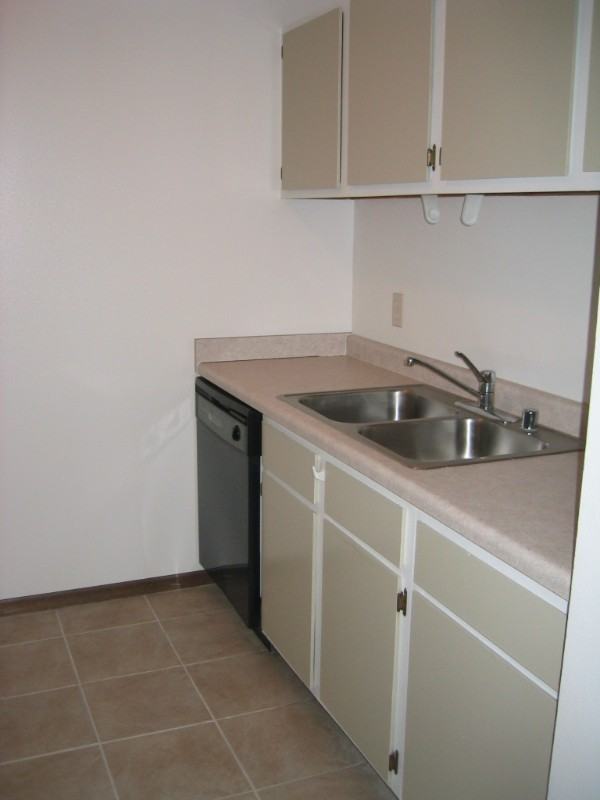 1600 Kenilworth Apartments - Photo 7 of 21