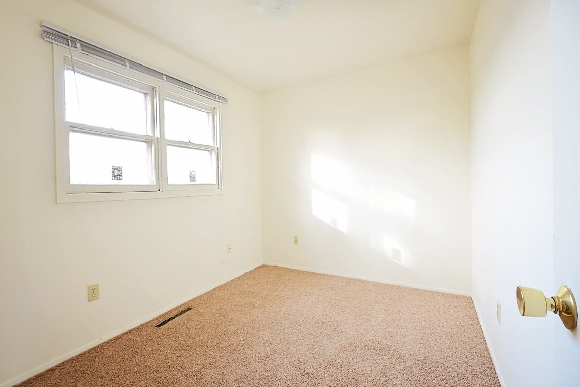 Maple Street 2 Bedroom Apartment with Laundry Hook - Photo 5 of 14
