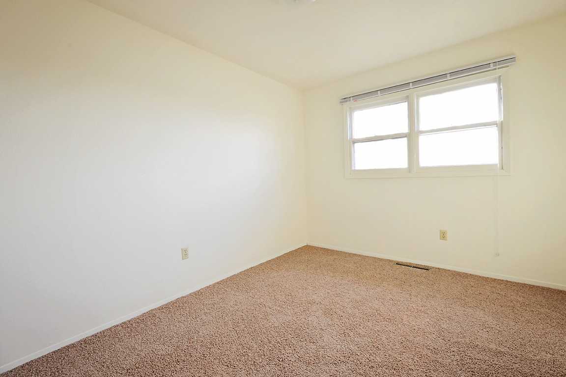 Maple Street 2 Bedroom Apartment with Laundry Hook - Photo 6 of 14