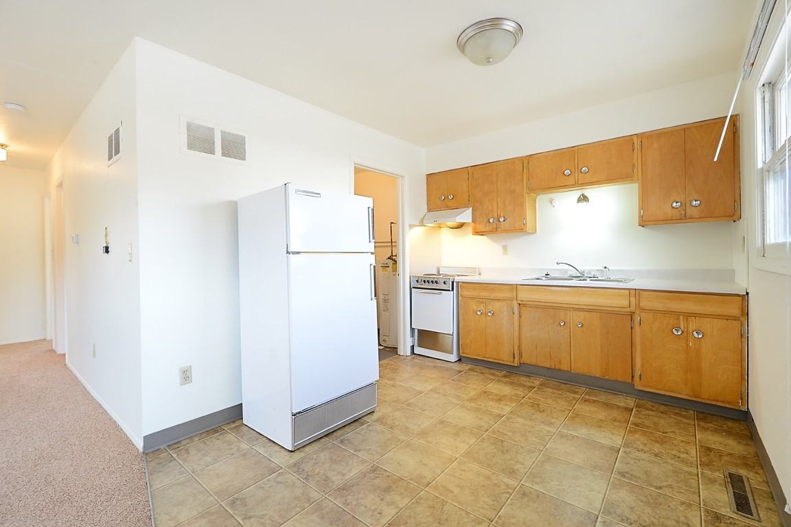 Maple Street 2 Bedroom Apartment with Laundry Hook - Photo 3 of 14