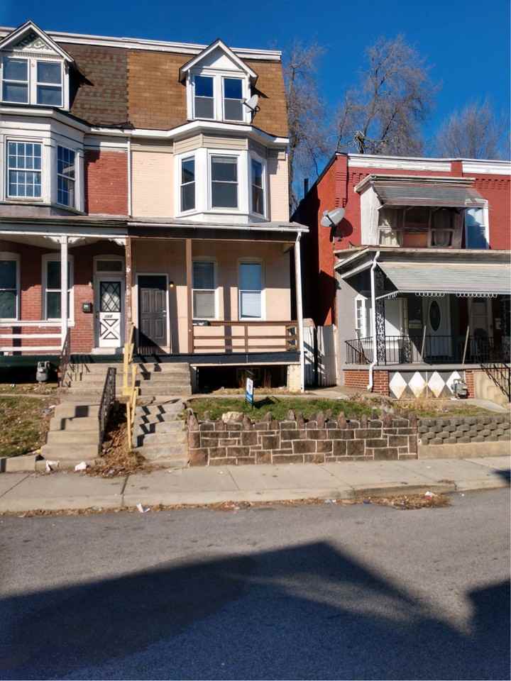 615 W Locust St #1 - Photo 2 of 28