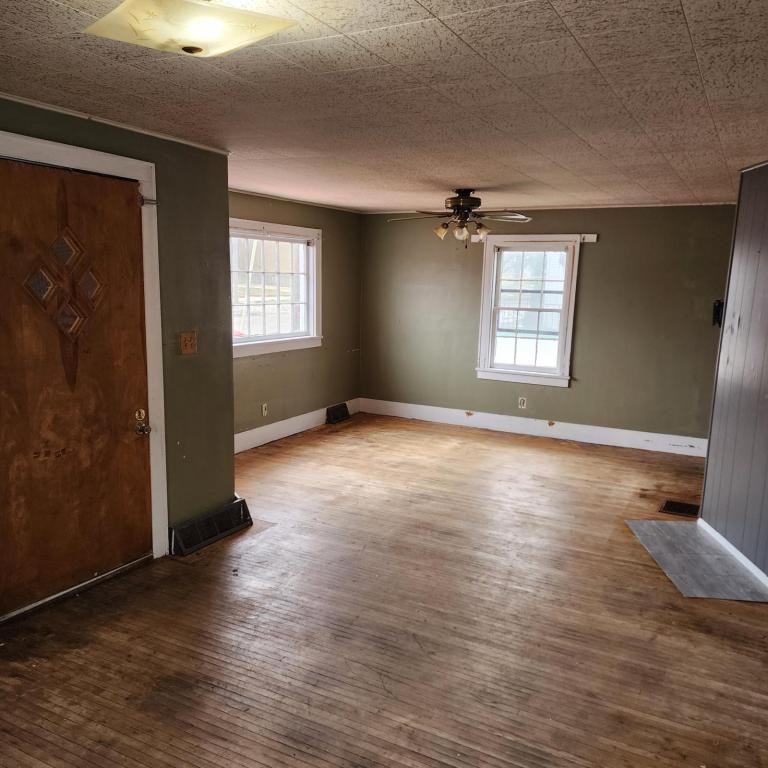 209 N Pearl St - Photo 3 of 12