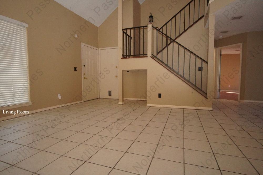 637 Woodcrest Ln - Photo 3 of 25