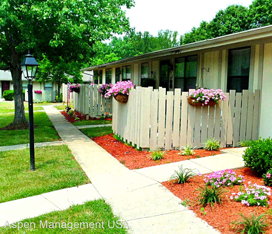 Meadowood 1701 Clay Street, Leasing Office - Photo 2 of 7