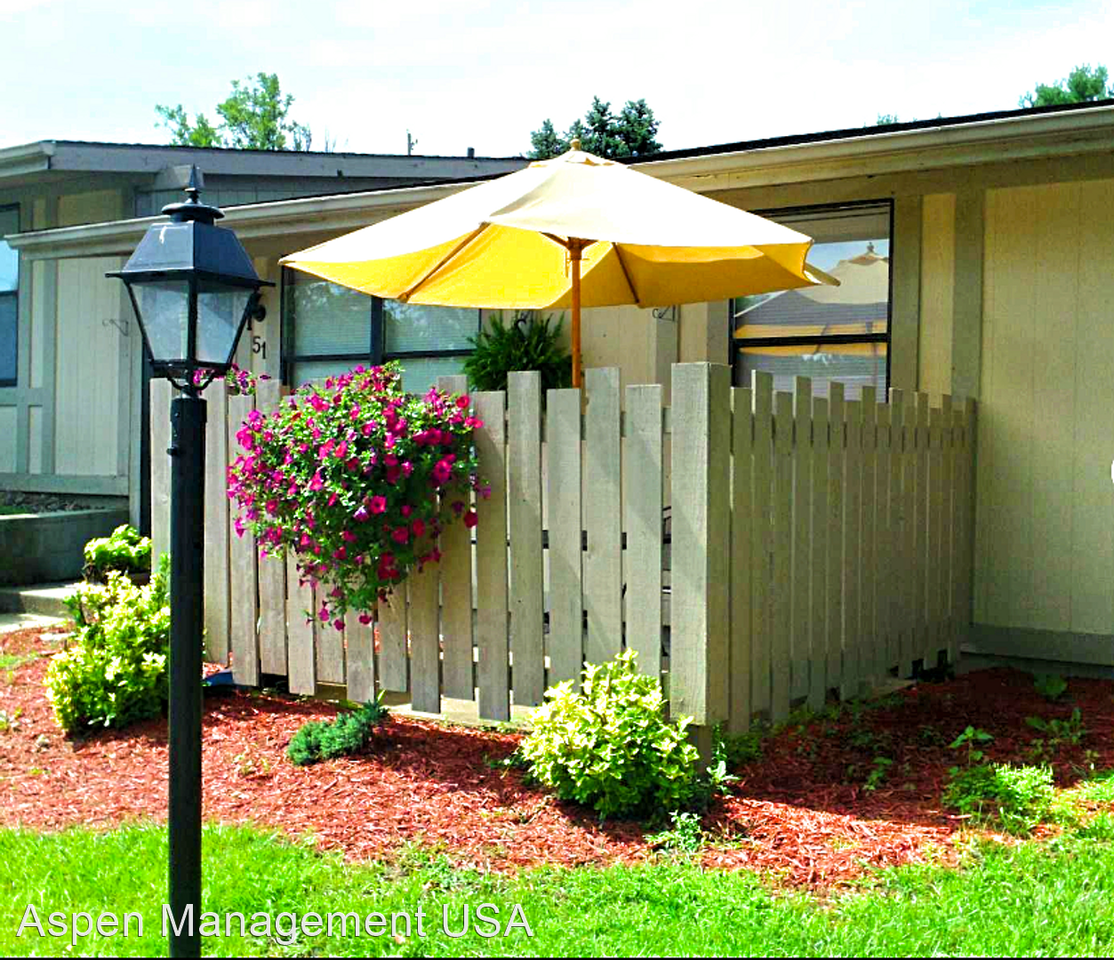 Meadowood 1701 Clay Street, Leasing Office - Photo 3 of 7