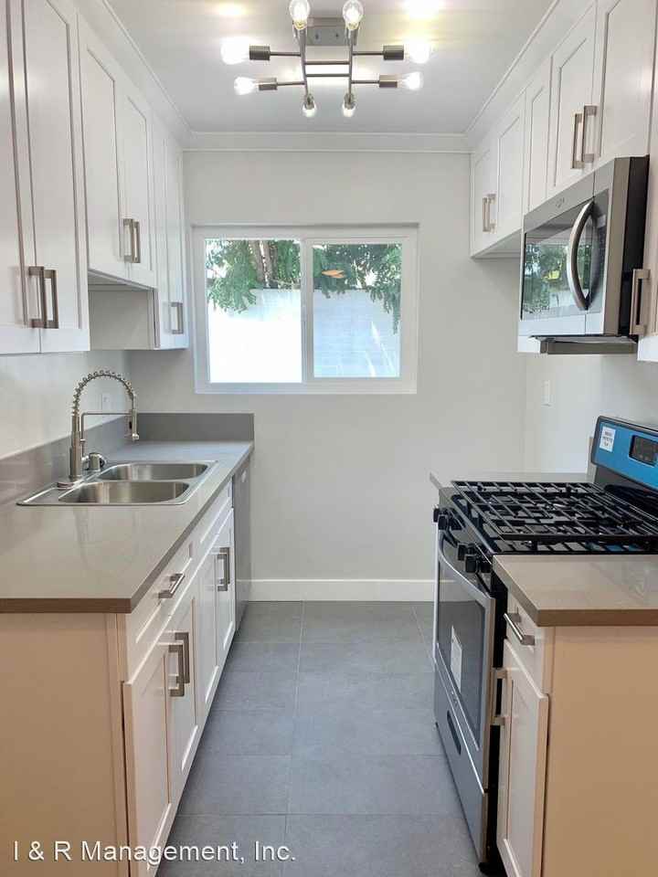 2315, 2317, 2319 N. Frederic St. - Photo 3 of 22