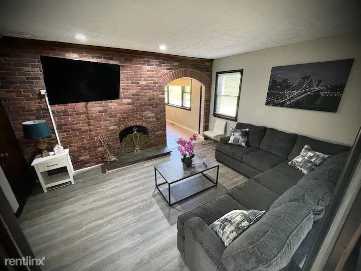 87 Townsend Ave - Photo 3 of 17