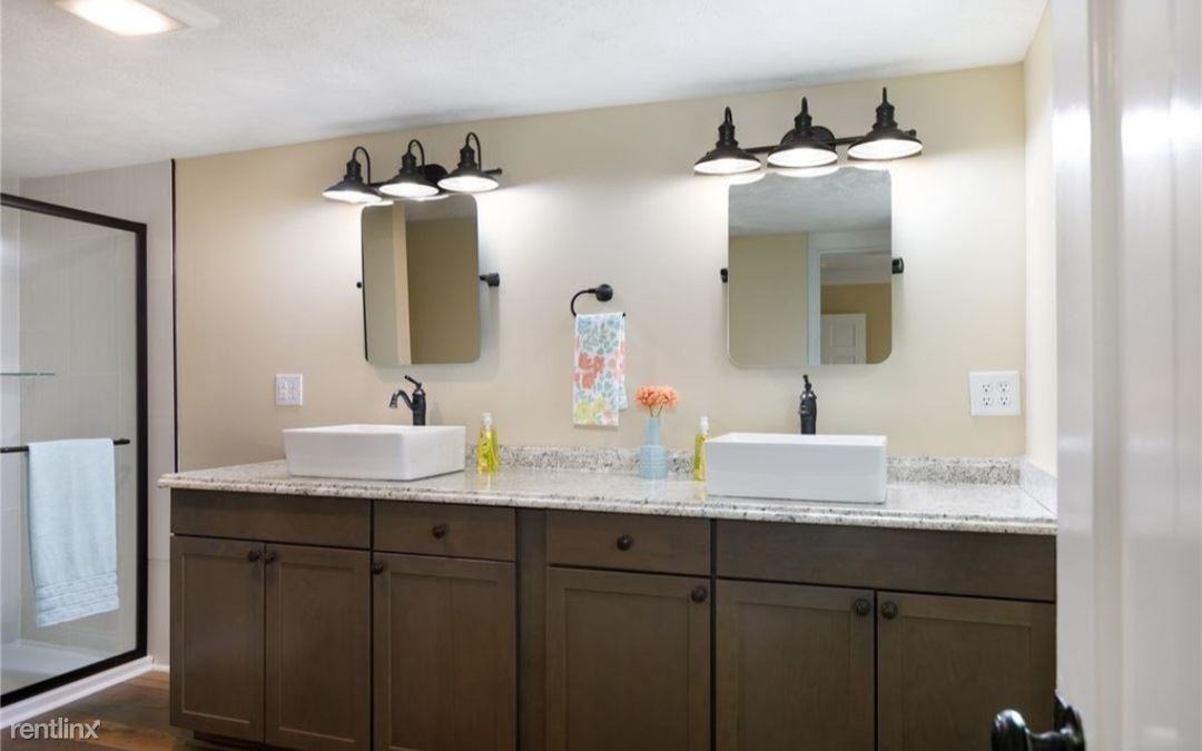 709 S Main St - Photo 3 of 11