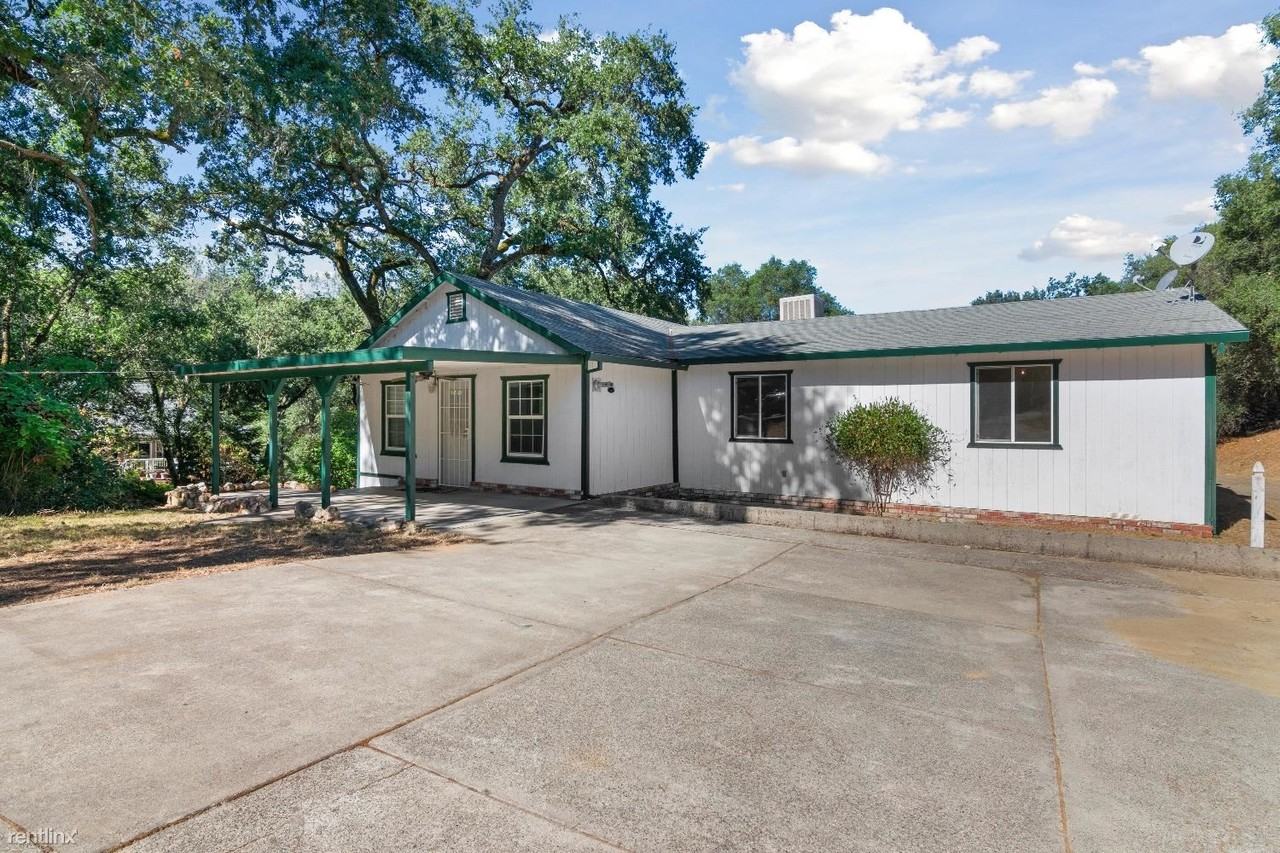 5561 Thompson Hill Rd - Photo 2 of 16