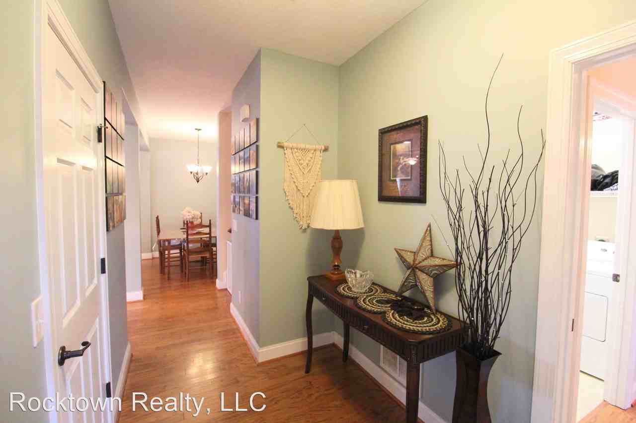 235 Callaway Circle - Photo 3 of 31