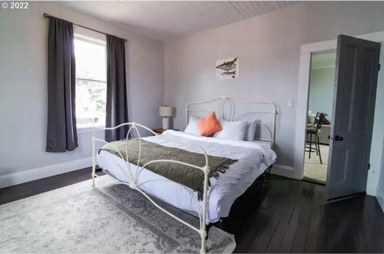 Top Floor One Bedroom with Breathtaking Bridge and River Views! - Photo 2 of 8