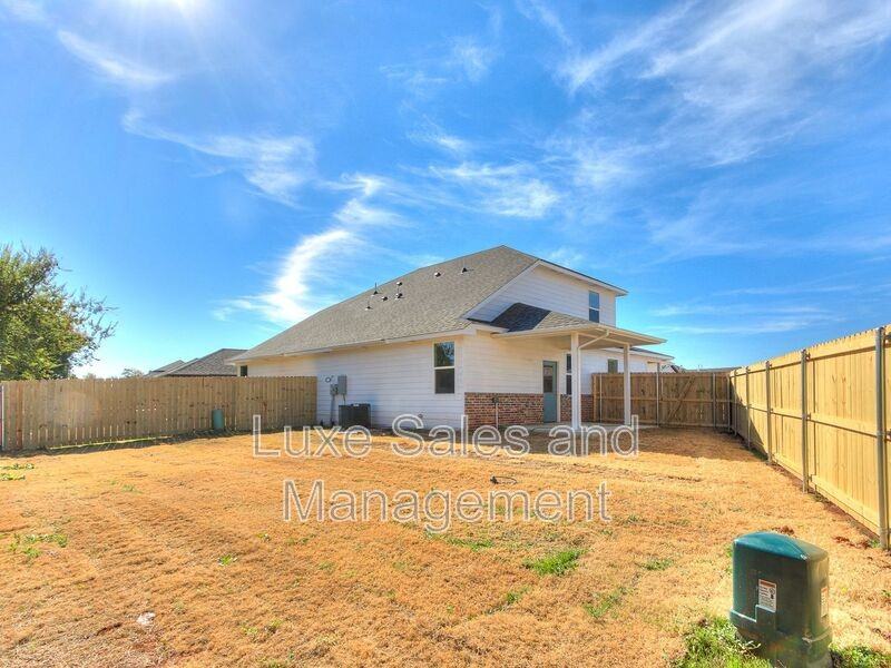 10532 Utica Dr - Photo 3 of 39