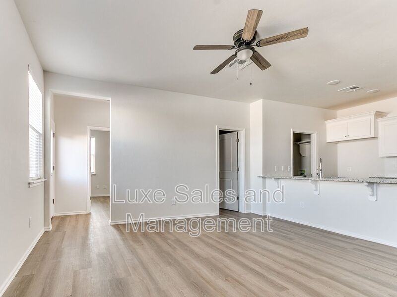 10532 Utica Dr - Photo 7 of 39