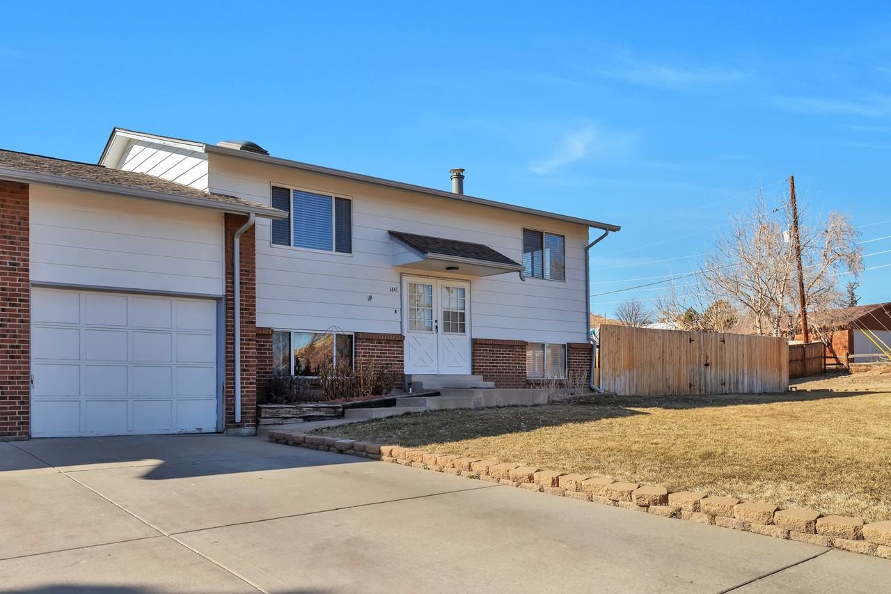 1441 Pike St - Photo 2 of 27