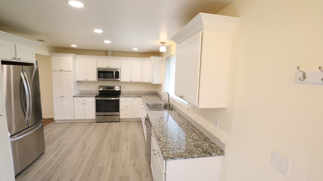 1429 Se Cherry Ln - Photo 3 of 12