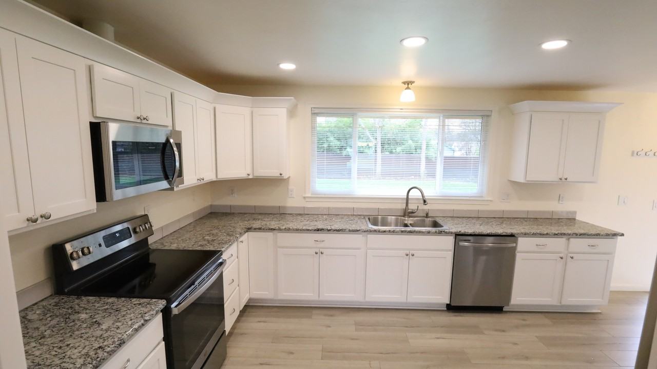 1429 Se Cherry Ln - Photo 4 of 12