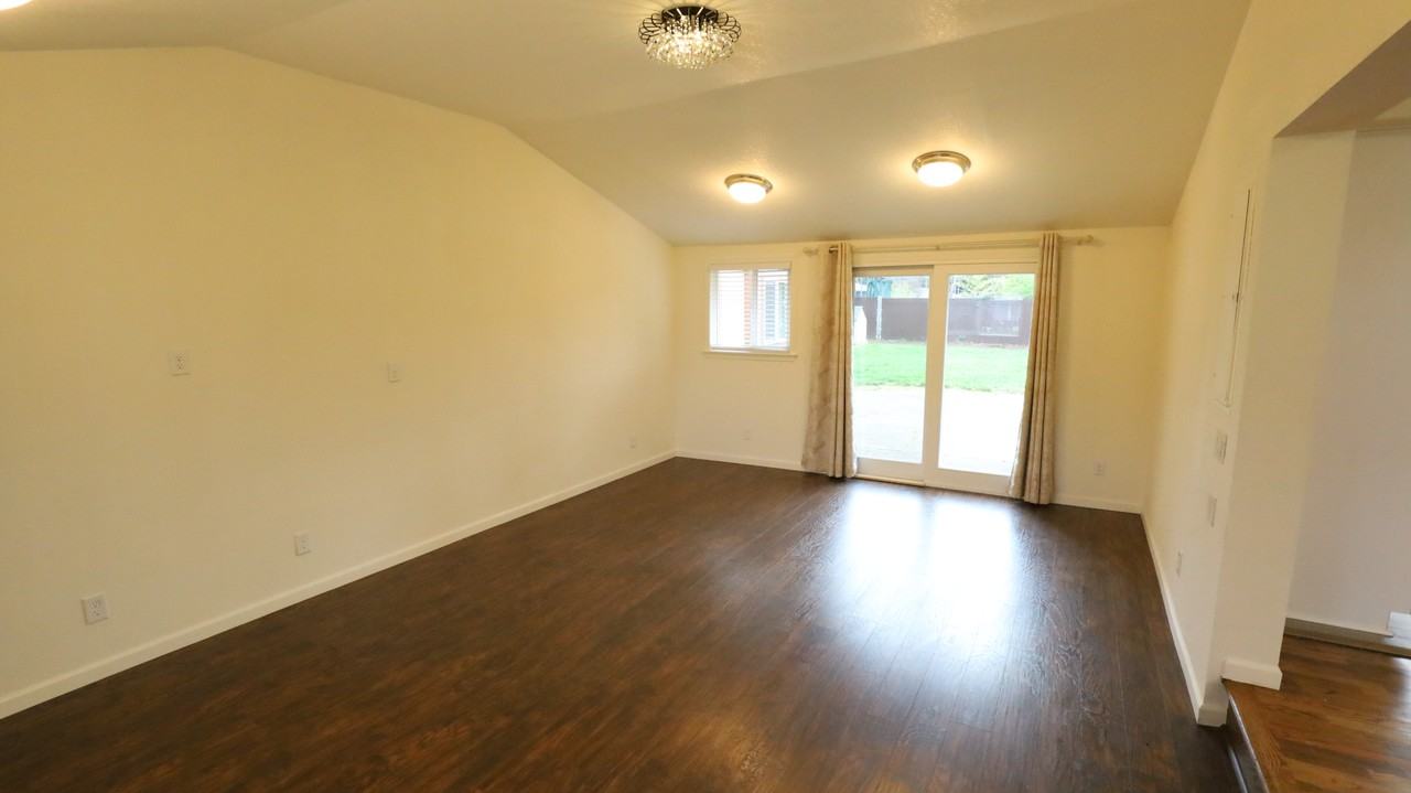 1429 Se Cherry Ln - Photo 5 of 12