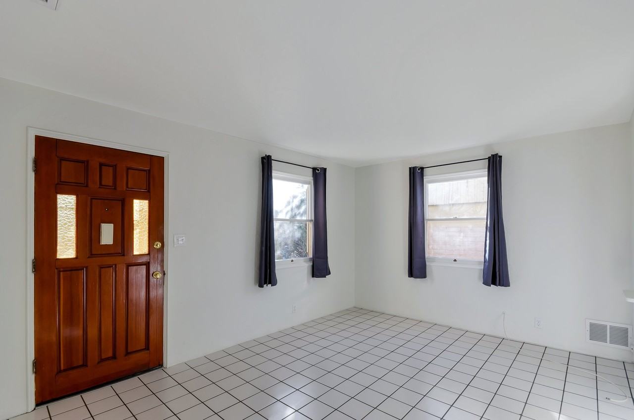 1115 E Silver St - Photo 3 of 24