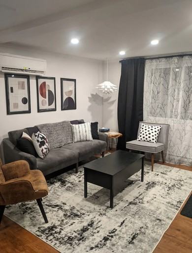 932 Upper Prince St - Photo 3 of 9