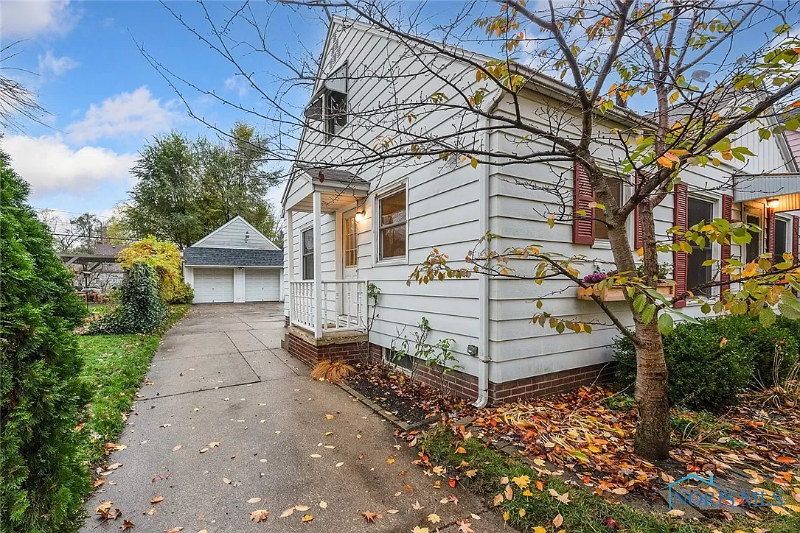 3909 Stannard Dr - Photo 4 of 20