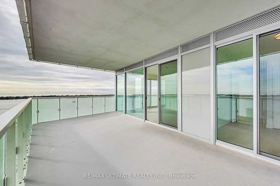 15 Queens Quay E #2202