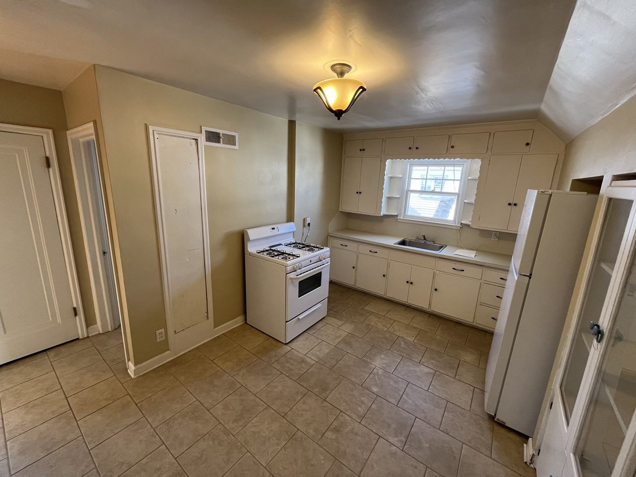 306 E 18th St - Photo 3 of 10