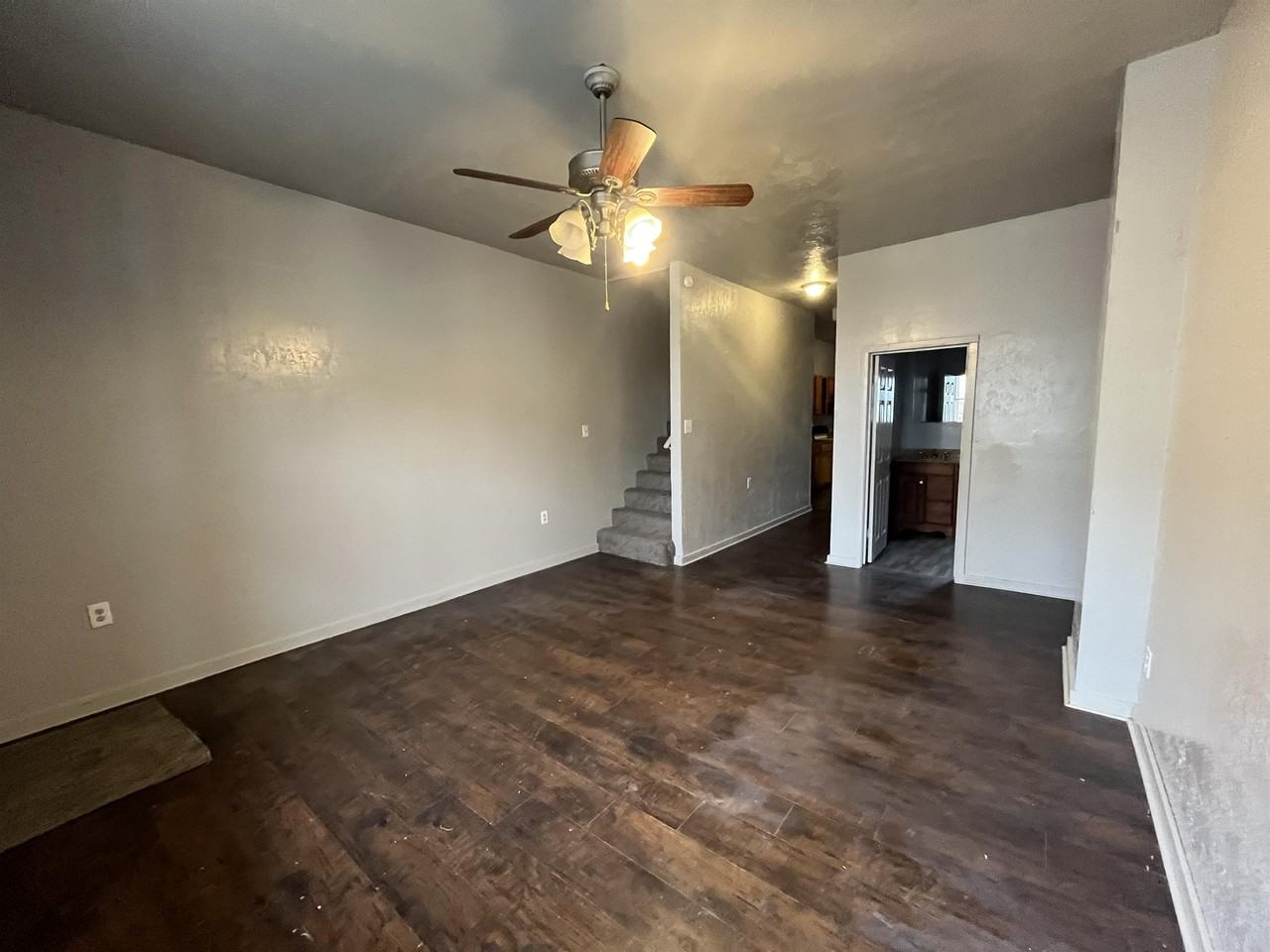 615 W Locust St #1 - Photo 4 of 28