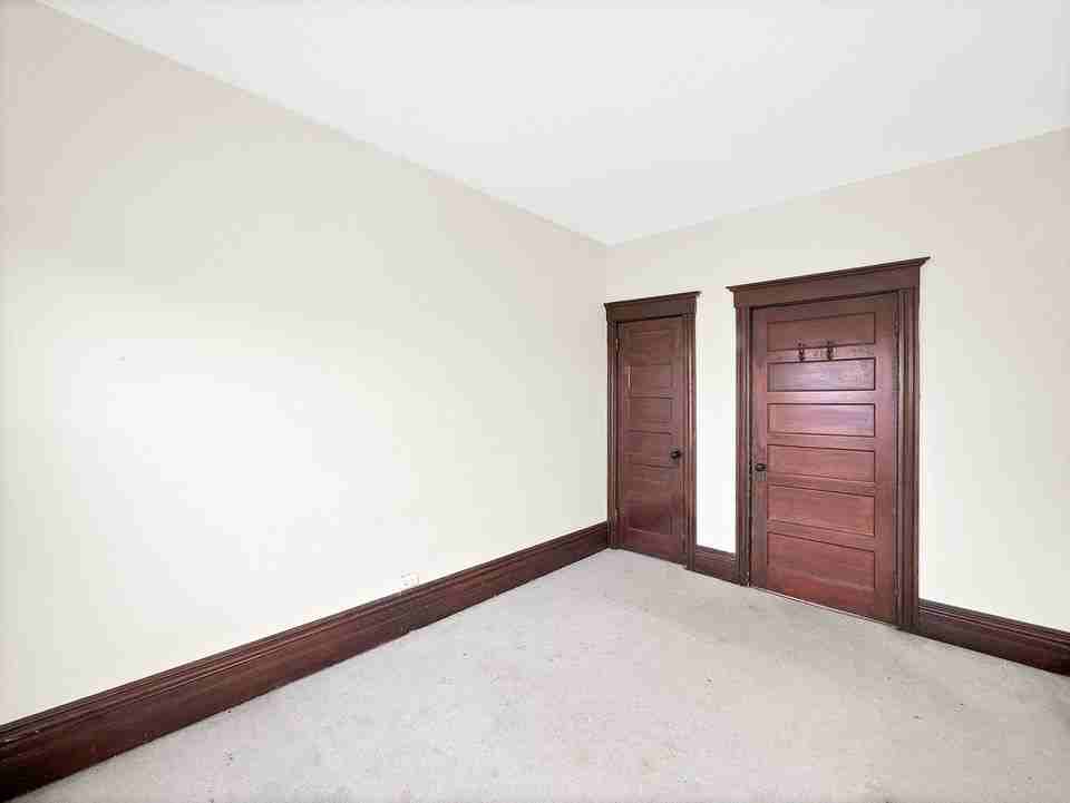 305 Charlton Ave W #2 - Photo 3 of 9