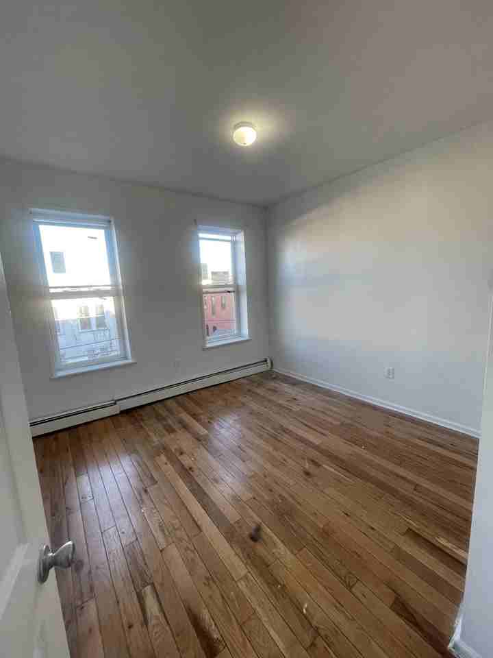 575 Miller Ave - Photo 2 of 9
