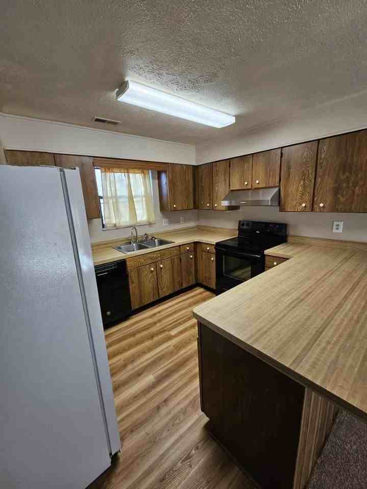 Easy Street Apartments LLC - Photo 3 of 18