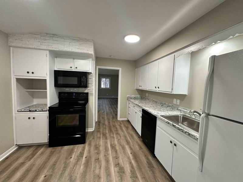2256 Kenmore Dr - Photo 3 of 13