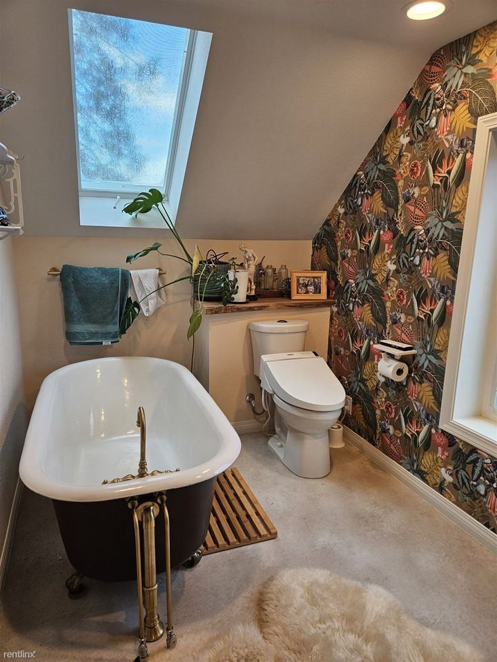 611 W 32nd St - Photo 3 of 10