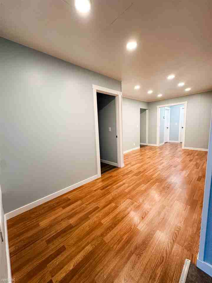 405 Township St - Photo 2 of 18
