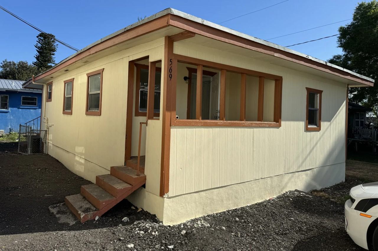 569 Sw 7th St - Photo 2 of 4