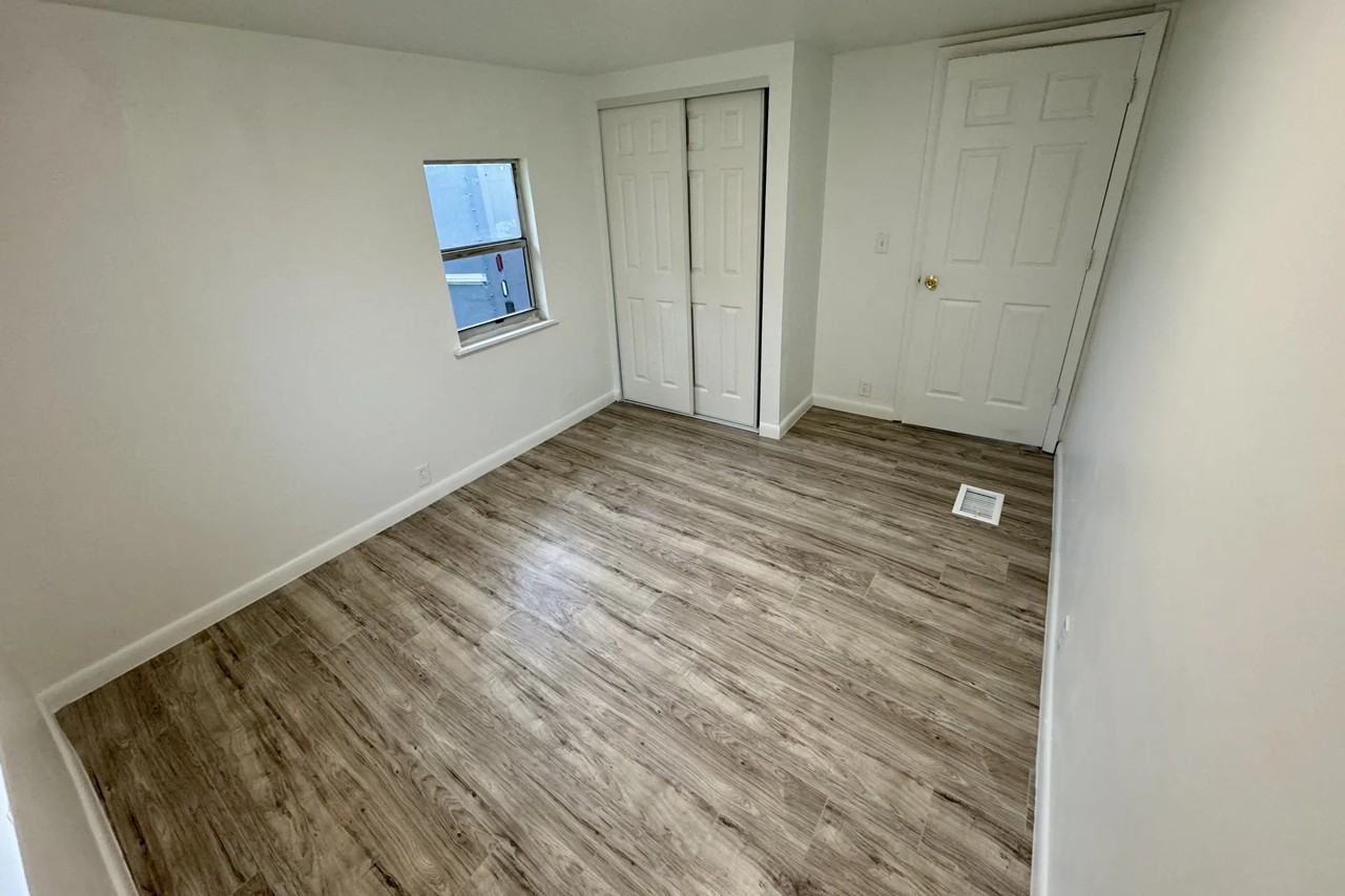 569 Sw 7th St - Photo 3 of 4