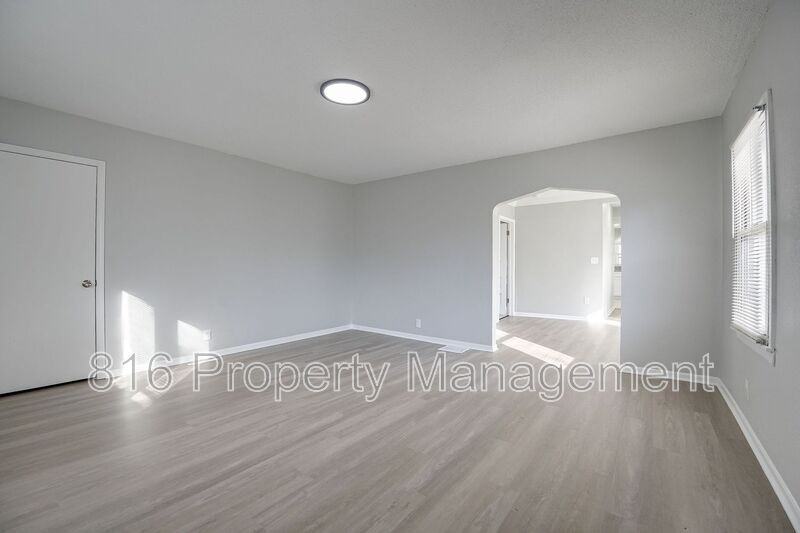 843 S Hardy Ave - Photo 3 of 25