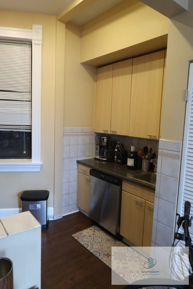 1547 W Blackhawk St #3C - Photo 3 of 19