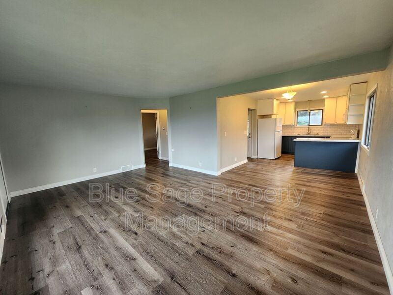 812 W 13th St - Photo 3 of 22
