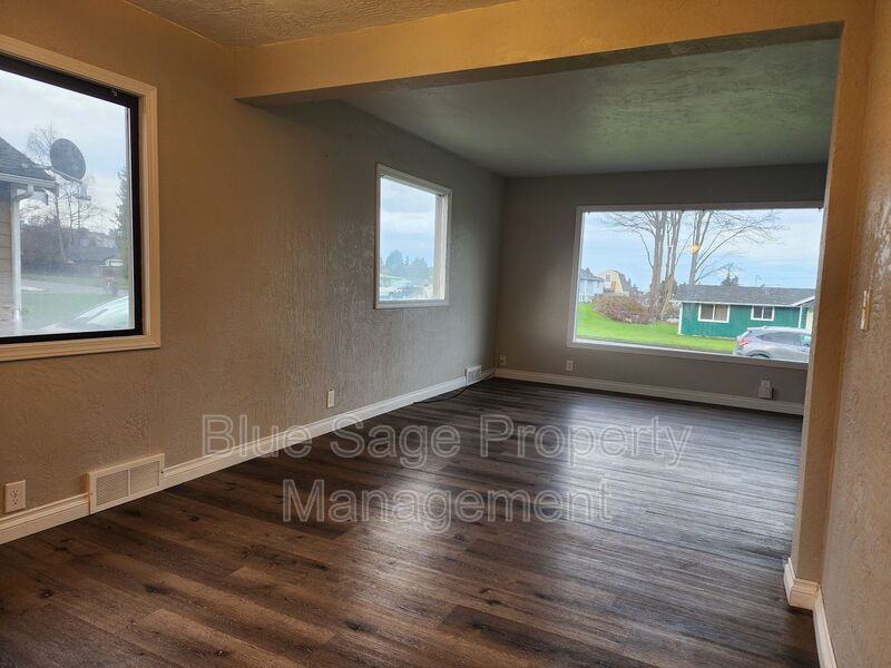 812 W 13th St - Photo 5 of 22