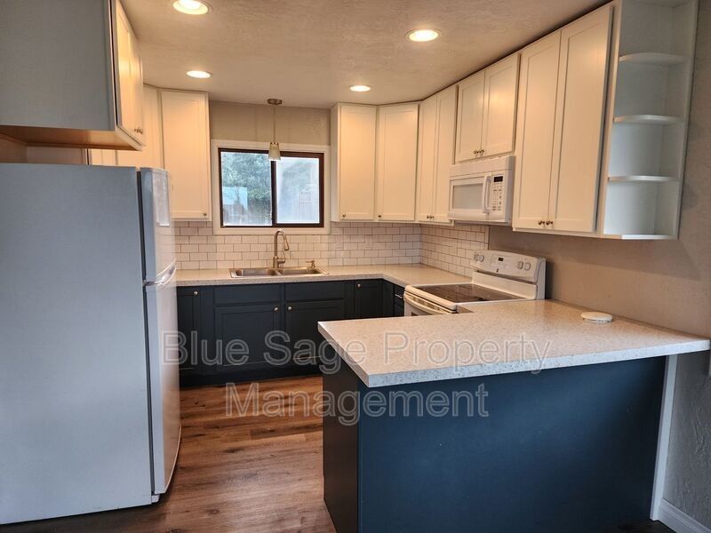 812 W 13th St - Photo 6 of 22