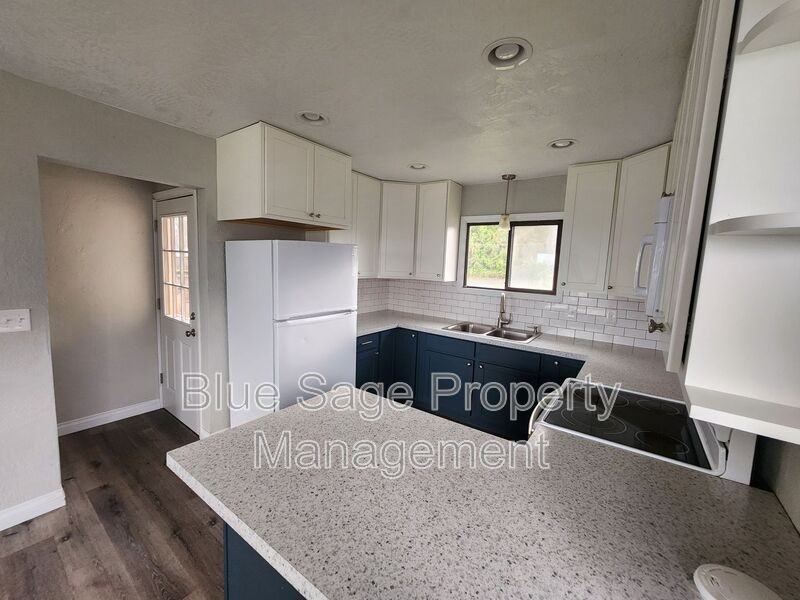 812 W 13th St - Photo 7 of 22