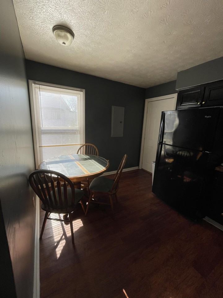 258 N Tacoma Ave #3 - Photo 4 of 8