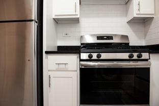 646 W Roscoe St - Photo 1 of 1