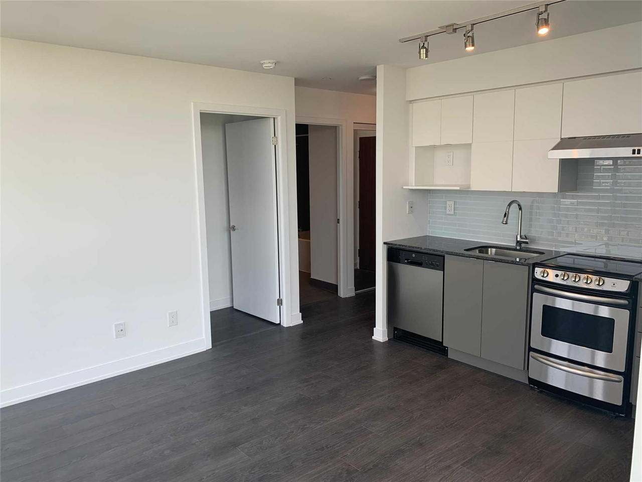 Yorkdale Condos - Photo 4 of 13