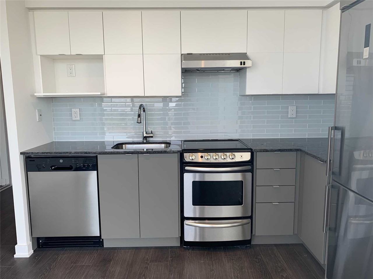 Yorkdale Condos - Photo 5 of 13