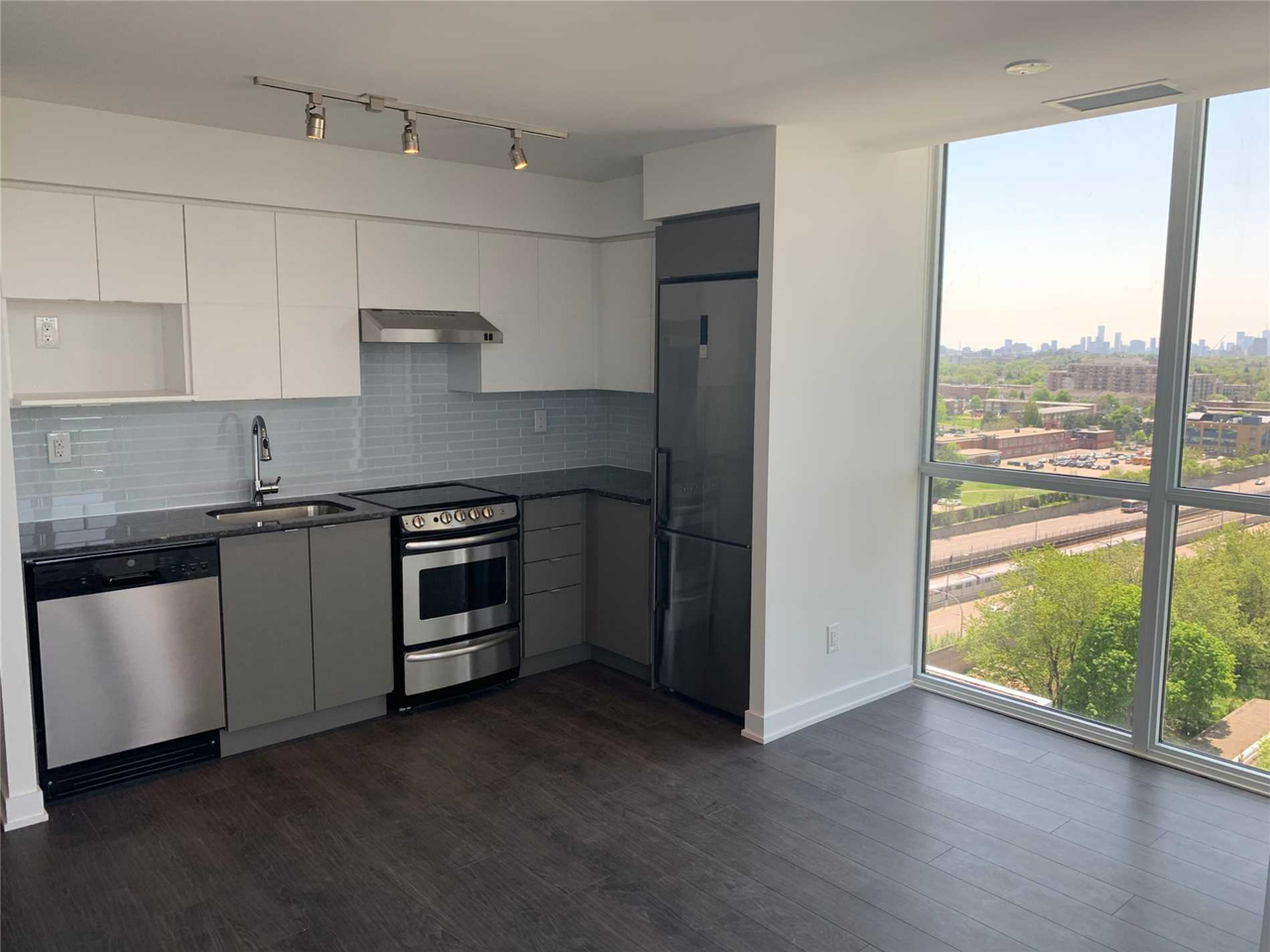 Yorkdale Condos - Photo 6 of 13