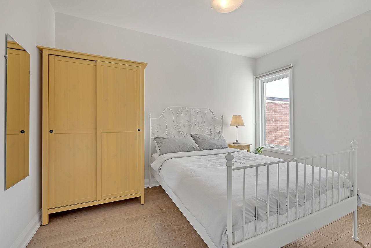 Markham St & College St - Photo 5 of 21